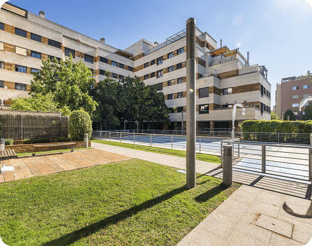 Piscina De Una Urbanizacion Con Jardines Y Duchas De Cesped Y Arboles 1 Min
